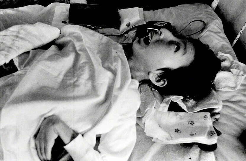 Kamimura Tomoko est née le 13 juin 1956. Elle a été officiellement reconnue comme atteinte par la maladie de Minamata en novembre 1962. Sur la photo ci-dessus, prise en 1973, elle a 17 ans.