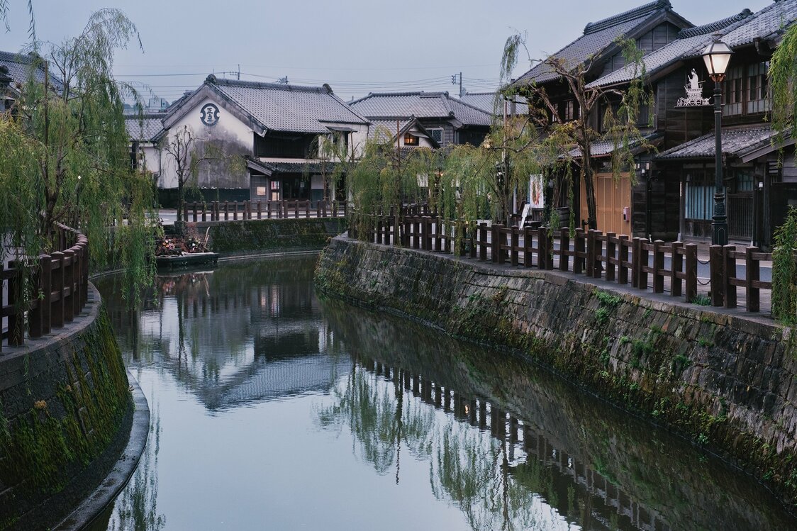 暮色漸濃的小野川畔街景