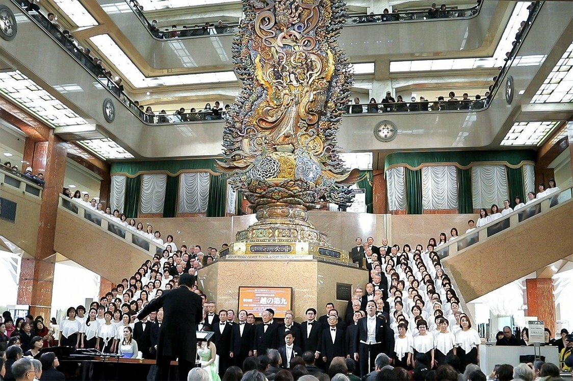 2018年12月、日本橋三越本店（東京都中央区）で行われた「第九」の合唱会。今や年末の風物詩となった「第九」は今年は観賞できなくなるのだろうか？（時事）