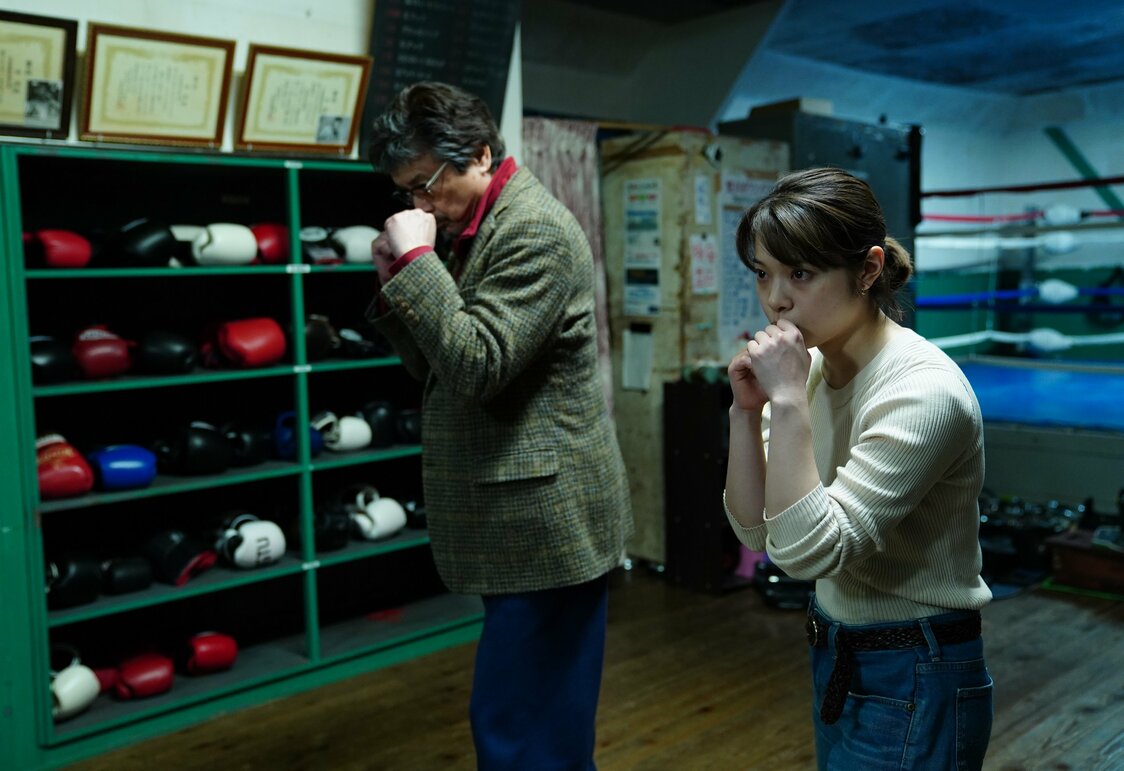 会長とケイコはジムの大鏡に向かってシャドーボクシングで「対話」する　©2022 映画「ケイコ 目を澄ませて」製作委員会／COMME DES CINÉMAS