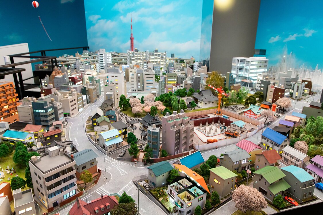 麻布十番の町並みの奥には東京タワーが見える。手前中央が主人公・月野うさぎの家だ　©Naoko Takeuchi