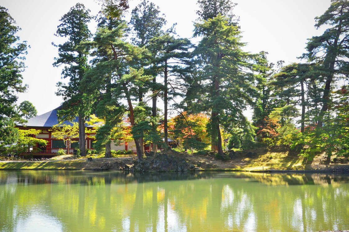 The Main Hall stands near the rocky outcrop on the shore of Ōizumi-ga-Ike.