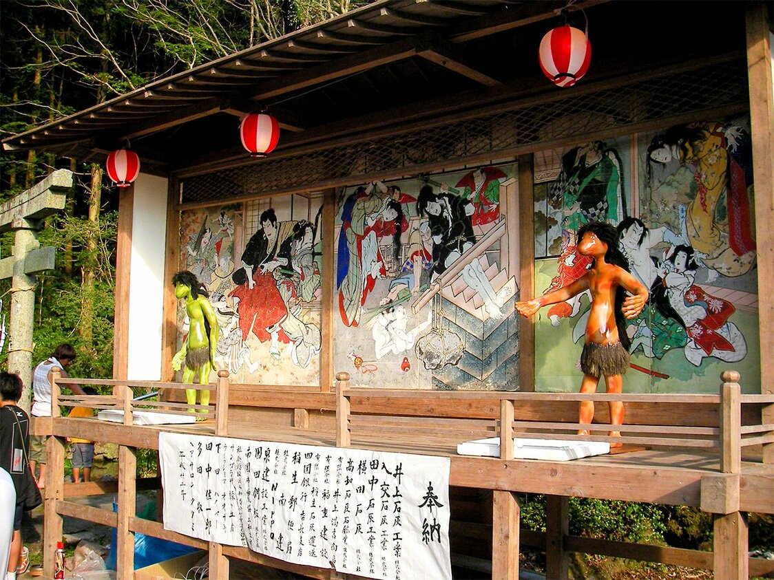 Aspecto de la fiesta anual que celebra el santuario sintoísta Kahaku Jinja, ubicado en el municipio de Nankoku (prefectura de Kōchi). Según una leyenda local, un sacerdote budista salvó a un kappa que había sido capturado tras intentar arrastrar al agua un caballo. El kappa juró no volver a atentar contra la vida de los lugareños ni de sus animales y recibió tratamiento de kami (dios) del agua en el santuario local. (Fotografía del autor del artículo)