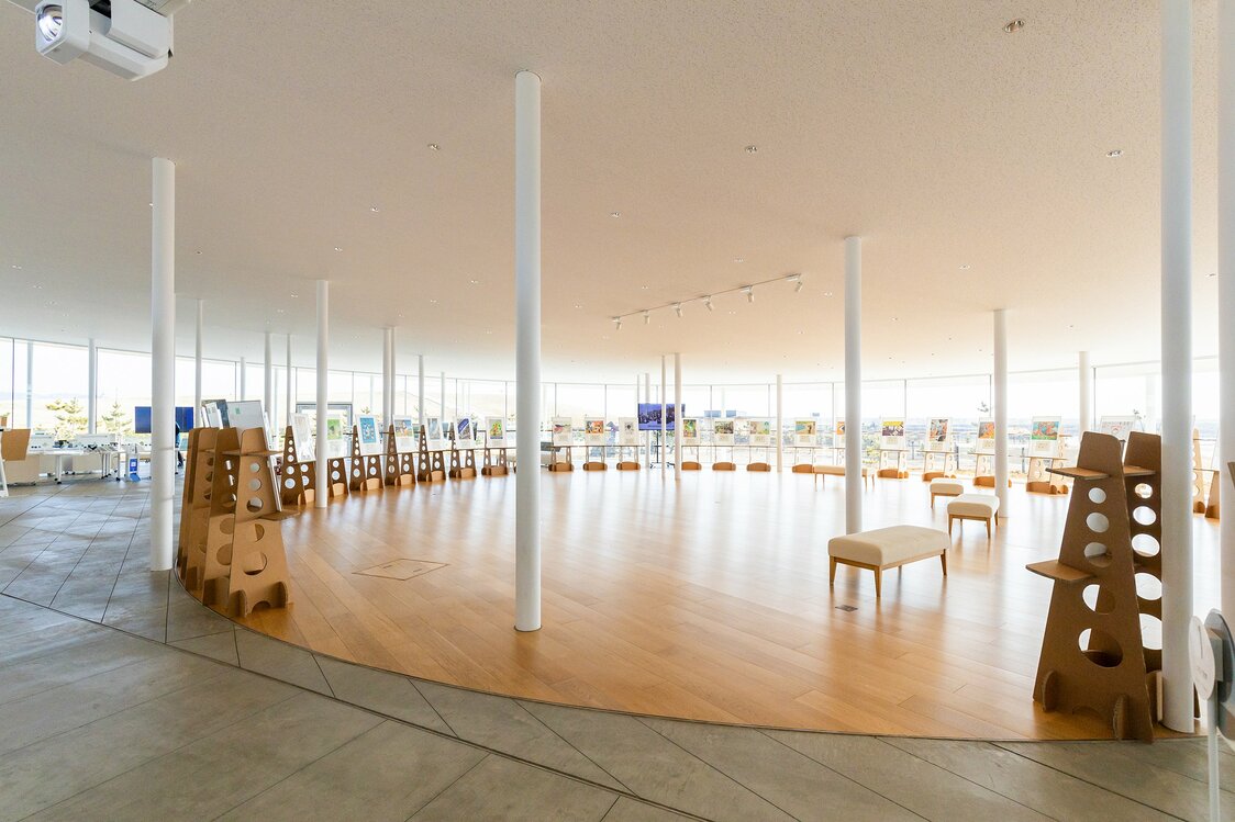 入館すると企画展示などを開催する多目的スペースが広がる