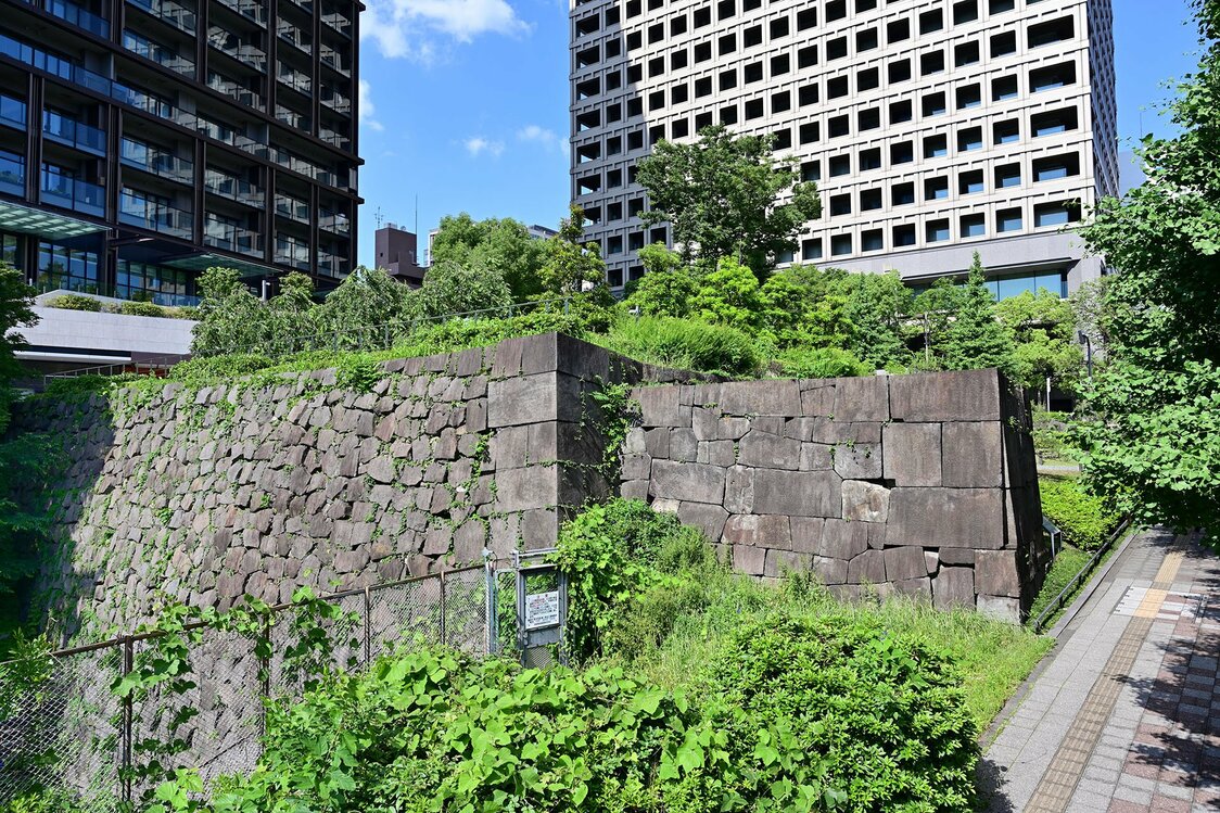 千代田区紀尾井町に残る赤坂御門と外堀の石垣。この右端に高麗（こうらい）門という外側の門が設置されていた