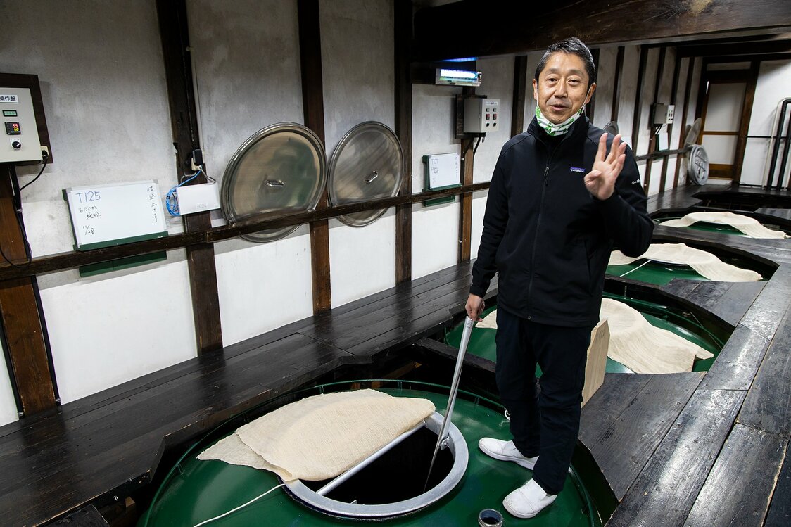 蔵を案内してくれた18代目当主で杜氏の穏彦さん