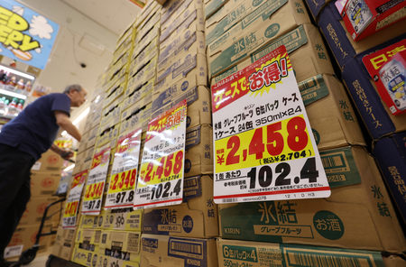 受到酒稅制度調整影響,10月起漲價的罐裝沙瓦。攝於25日東京都大田區「MEGA唐吉訶德大森山王店」。