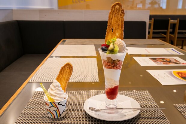 À gauche « Gelato unagi pie », et à droite « Parfait au thé unagi pie V.S.O.P »