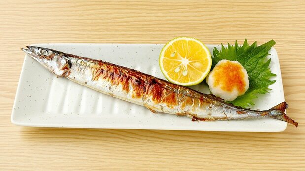 Salt-grilled sanma (Pacific saury). (© Pixta)