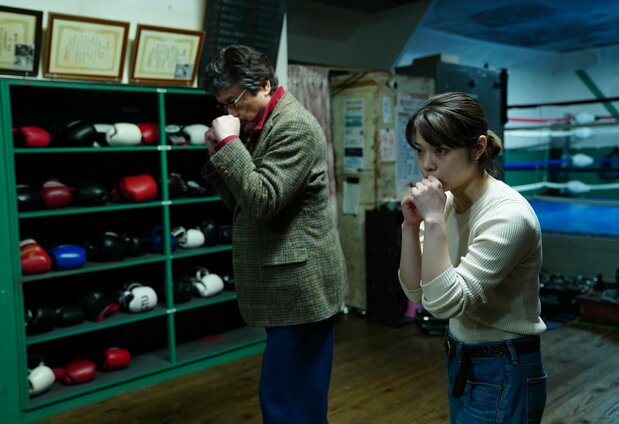 会長とケイコはジムの大鏡に向かってシャドーボクシングで「対話」する ©2022 映画「ケイコ 目を澄ませて」製作委員会/COMME DES CINÉMAS