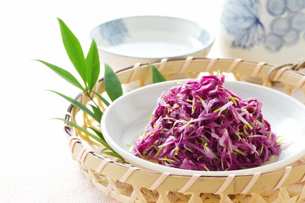 Kikka no ohitashi, un plat de chrysanthèmes blanchis à la texture croquante