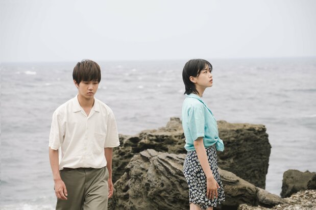 夏男(髙田万作)は海辺で渚(河合優実)と出会う © 2025『旅と日々』製作委員会
