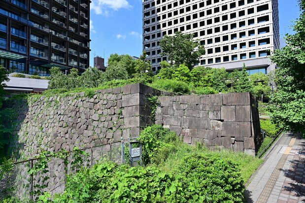 千代田区紀尾井町に残る赤坂御門と外堀の石垣。この右端に高麗(こうらい)門という外側の門が設置されていた