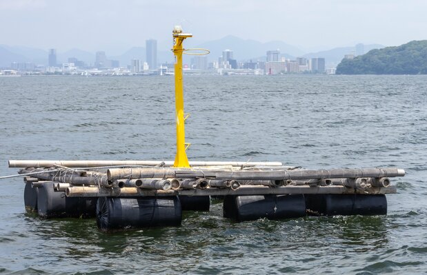 灯浮标框架漂浮在水面上,但养殖牡蛎用的浮筏会因牡蛎的重量下沉,浮标受水压作用变得容易收缩