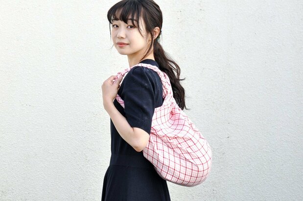 Con un furoshiki grande puede hacer una mochila. No necesita coserla, cortarla ni utilizar imperdibles.