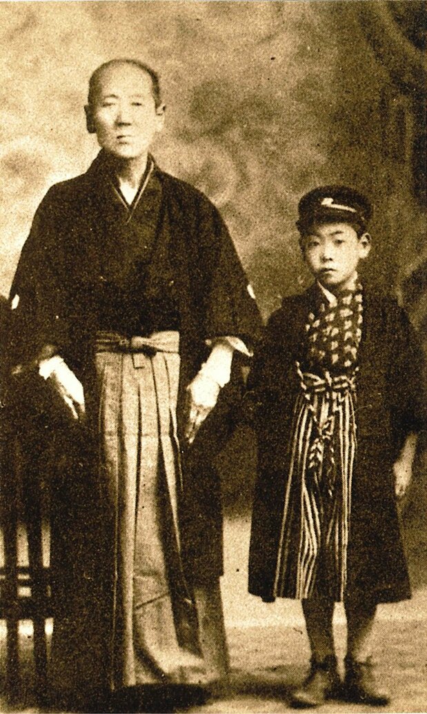 1916年岐陽尋常高等小学校に入学。祖父と写った記念写真