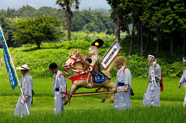 “鹿子原驱虫舞”仪式上使用的实盛人偶（岛根县邑南町，7月20日）