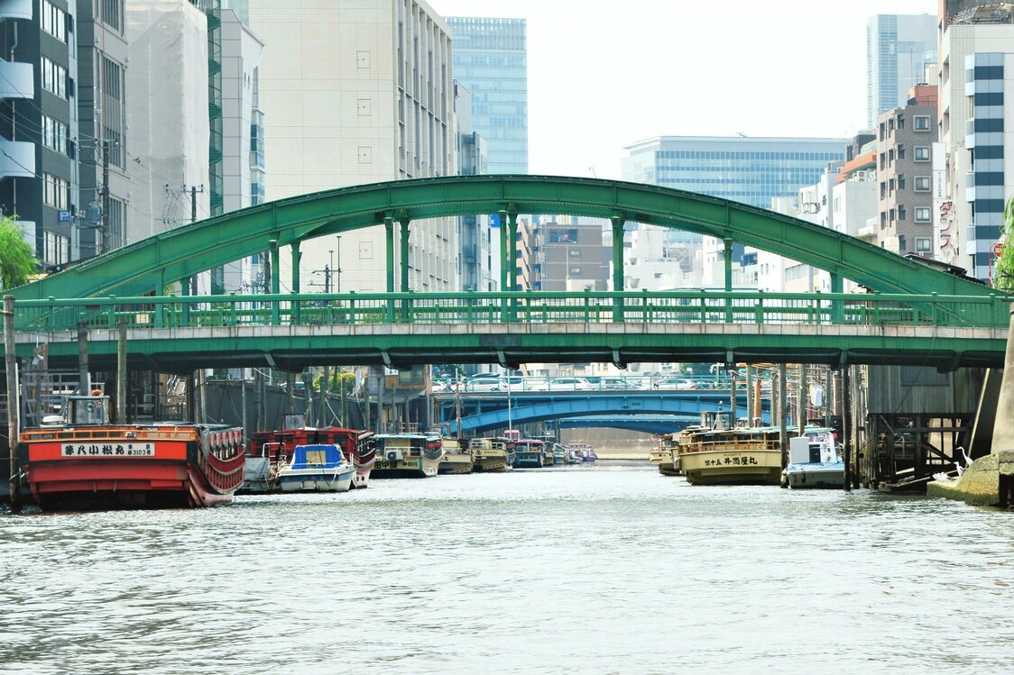 隅田川の船上より神田川を望む。緑の橋が柳橋、奥の青い橋が浅草橋。2つの橋の間には、今でも船宿が立ち並び、屋形船と釣り船が係留されている（2018）