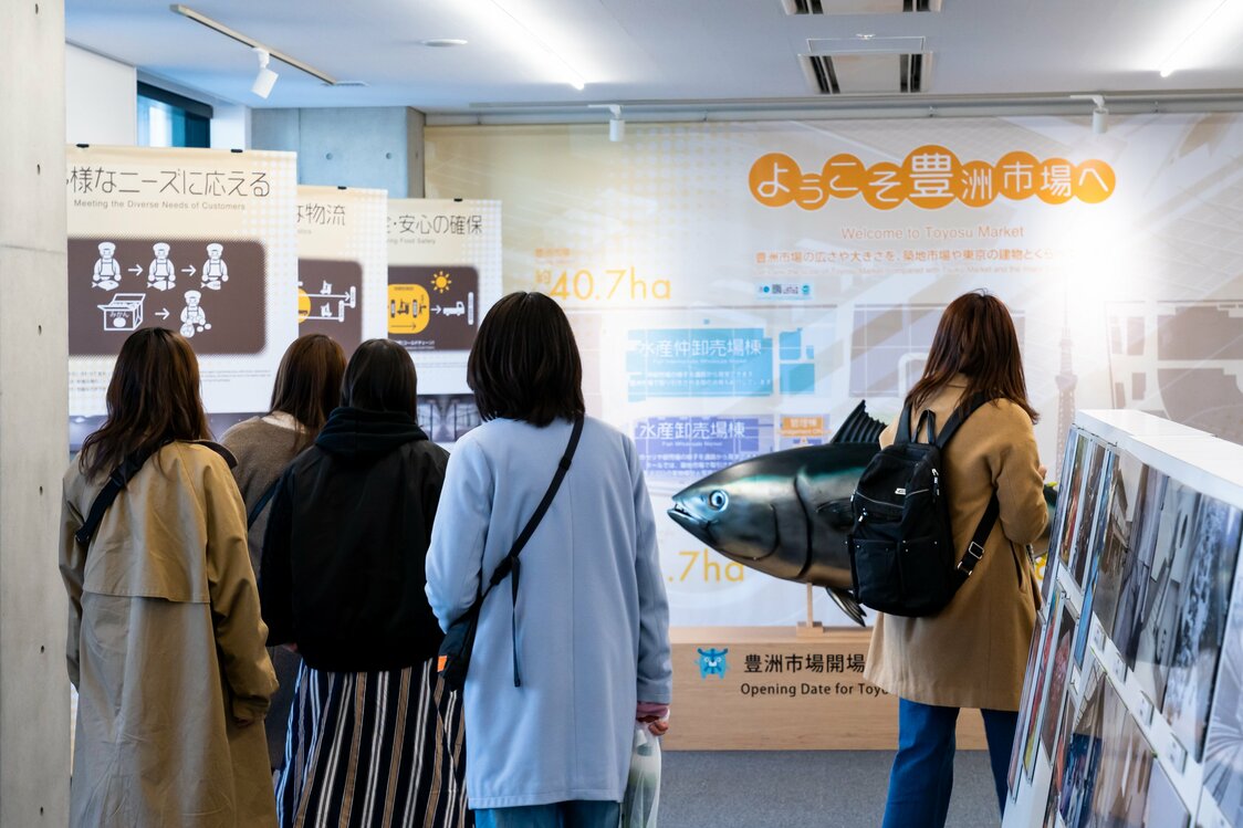 Las exhibiciones en el espacio de relaciones públicas incluyen fotografías que se remontan a la apertura del mercado de Tsukiji.