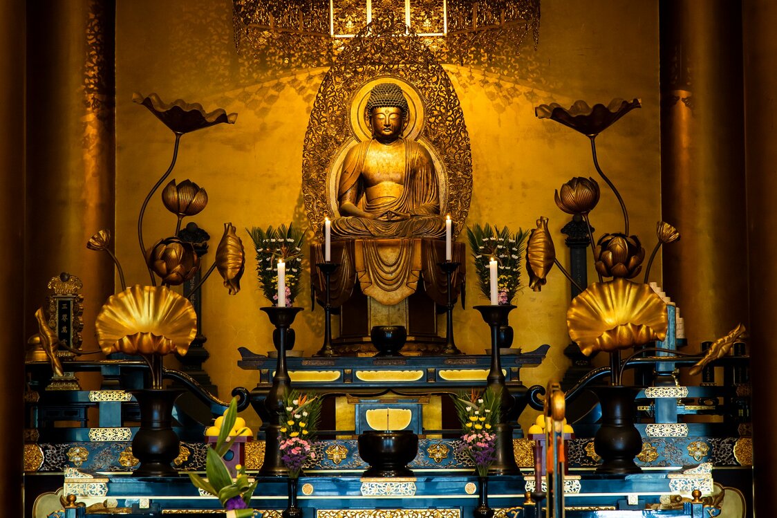 La estatua de madera de Amitabha es patrimonio cultural de Tokio. Se dice que fue tallada durante el periodo Muromachi (1336-1573).