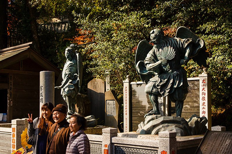 天狗的传说遍布日本各地，它亦神亦妖，被人信仰。在高尾山，天狗被认为是饭绳大权现的侍奉者，神通广大，可为人们开运、驱邪