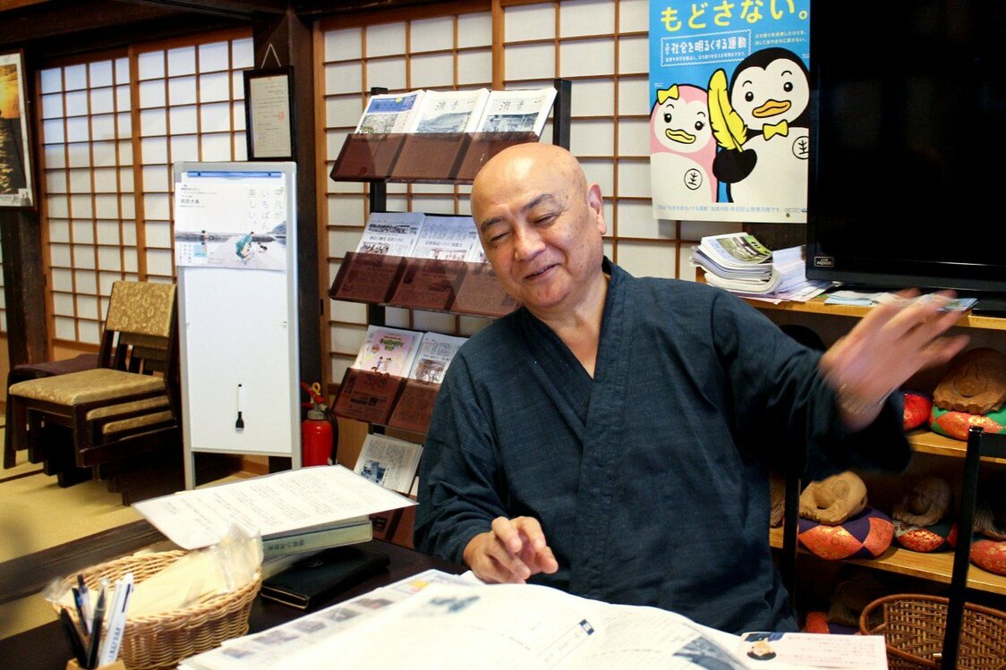 泊清寺の新山玄雄住職（筆者撮影）