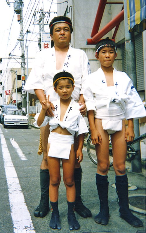 山笠の家族写真。右端が内藤さん。（内藤さん提供、1993年7月撮影）