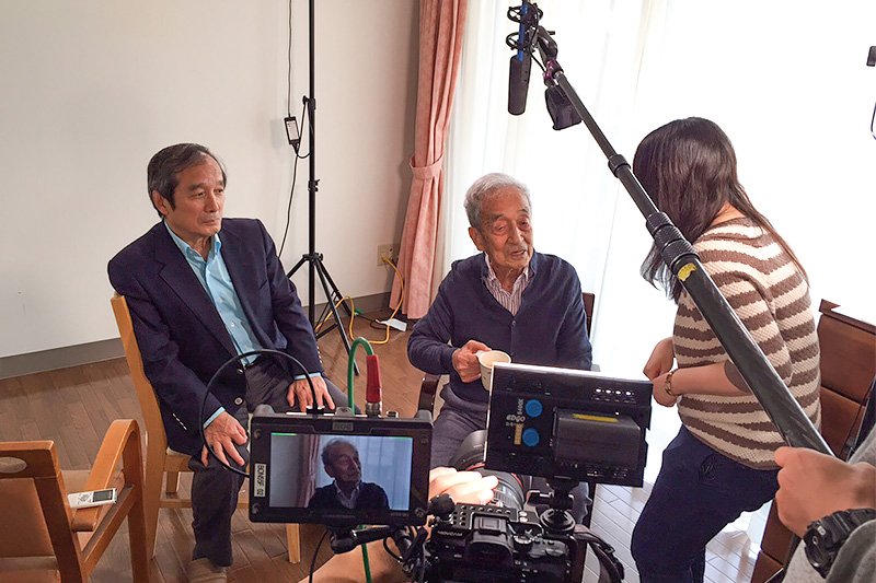 白団唯一の生き残り、瀧山氏（中央）に対するドキュメンタリー撮影チームの取材風景（提供：野嶋 剛）