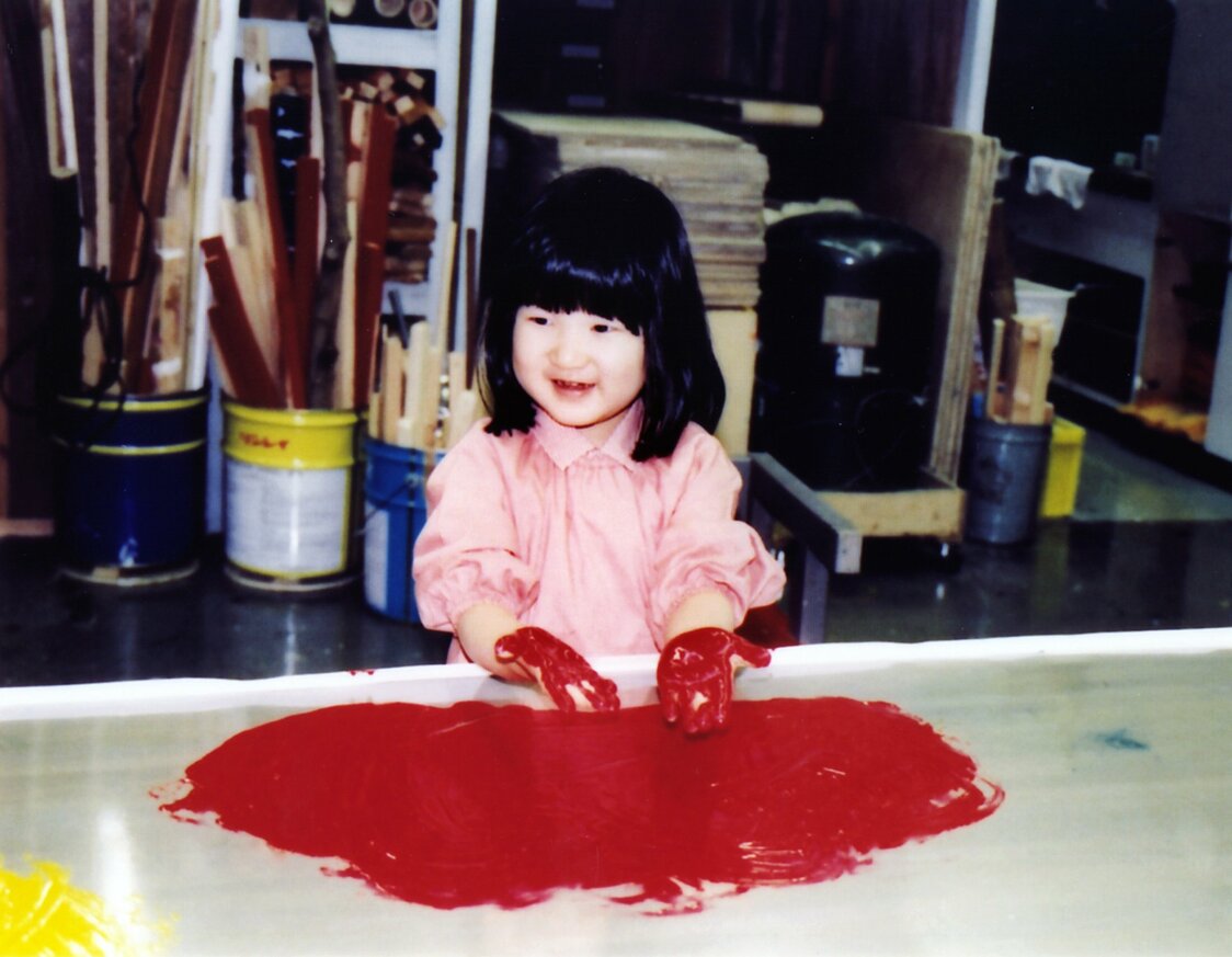 用手沾满颜料画画（2005年11月，宫内厅提供，路透社）
