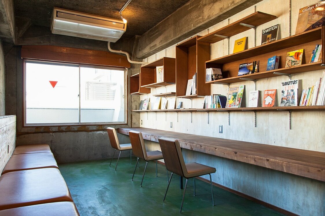 La salle commune de Nui, (établissement de Kuramae, à Tokyo), offre un endroit pour lire ou pour surfer sur Internet. (Photo avec l'aimable autorisation de Backpackers’ Japan)
