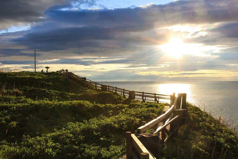 Al subir a lo alto de la Oronkoiwa podremos disfrutar de increíbles atardeceres. (Cortesía de la Asociación de Turismo de Shiretoko Shari-chō.)