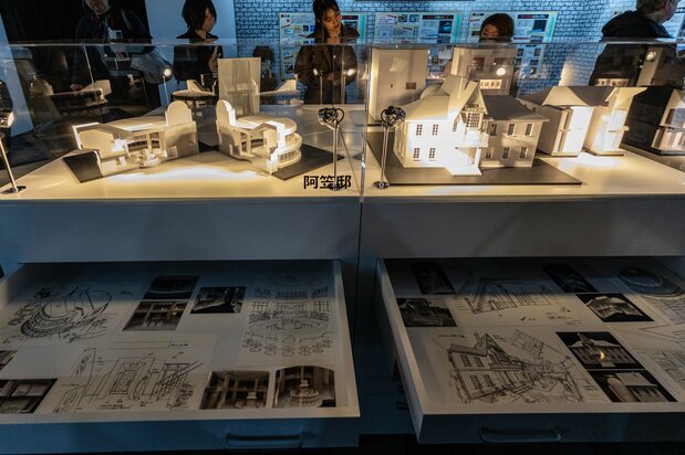 El área de “Planificación” exhibe materiales de diseño. Destacan las maquetas de la residencia de Conan y de la agencia de detectives. (© Aoyama Gōshō / Shōgakukan, Yomiuri TV, TMS 1996.)