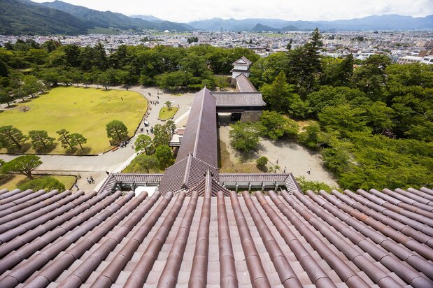 The castle’s barracks, Kurogane Gate, and Hoshii Turret are also roofed in red tiles. (© Nippon.com)