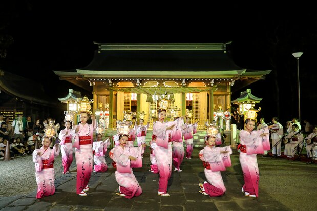 Las danzas con farolillos se despliegan por toda la ciudad, pero especialmente en el santuario de Ōmiya.
