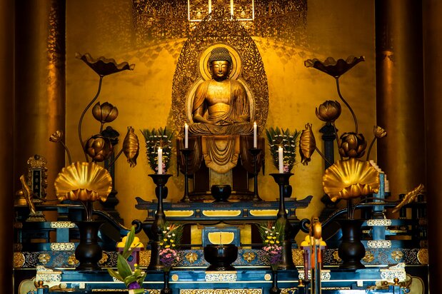 The seated figure of Amida Nyorai at center is registered as a Tokyo Cultural Property.