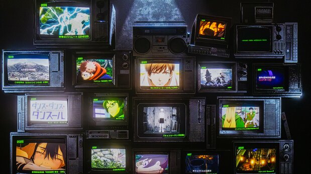 マルチモニターに歴代作品が映し出されるエントランス