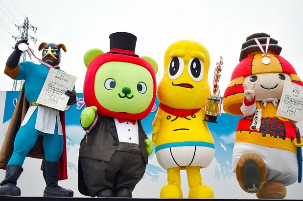 Inunakin (left) shows off his second-place medal alongside other winning mascots at the 2019 Yuru Kyara Grand Prix in Nagano. (© Jiji)