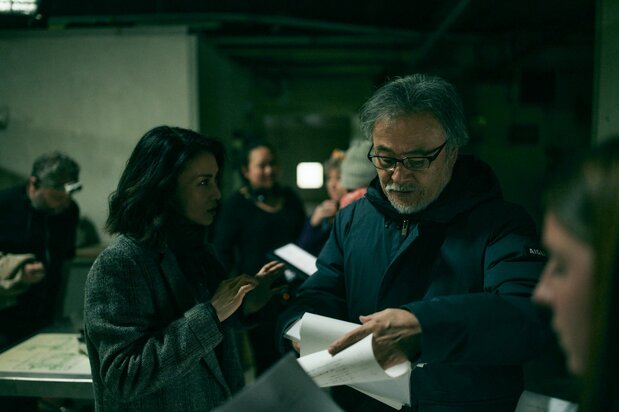 Kurosawa Kiyoshi y el actor principal Shibasaki Kō durante el rodaje de Hebi no michi. © Cinéfrance Studios – Kadokawa Corporation - Tarantula