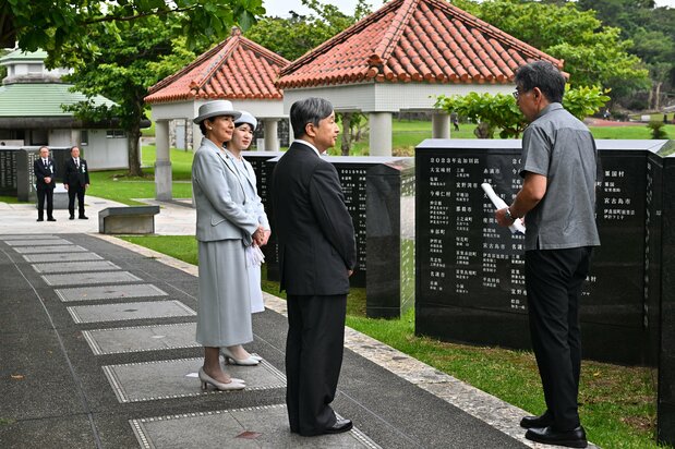 沖縄戦の犠牲者名が刻まれた「平和の礎（いしじ）」を訪れ、説明を受けられる天皇、皇后両陛下と長女愛子さま＝4日、沖縄県糸満市の平和祈念公園［代表撮影］（時事）