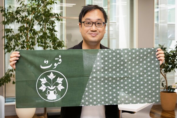 日本の伝統文様・麻の葉文様に、アラビア語の「フトゥーワ(若者らしさ、転じて義俠心を意味する)」の文字と、「フトゥーワの木」のエンブレムをあしらった手ぬぐいも考案