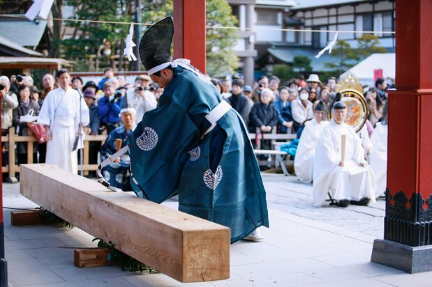 手斧始式(1月4日午後1時〜)。手斧(写真)などを使う古式の大工仕事を再現。とび職の木遣り音頭も 写真=原田寛