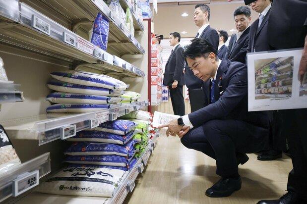 東京都江東区のスーパーの米売り場を視察する小泉進次郎農林水産相=2025年5月23日(時事)