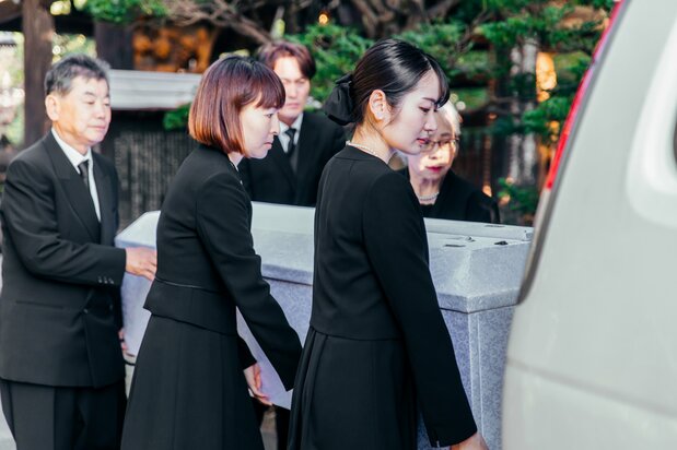 告别仪式结束后由亲属护送灵柩前往火葬场（图片：PIXTA）