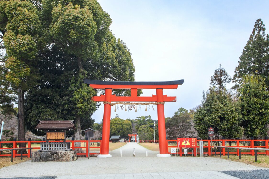 神社院落入口处的“一之鸟居”。参道旁广阔的草坪上，经常举办手工市集、音乐会等休闲娱乐活动