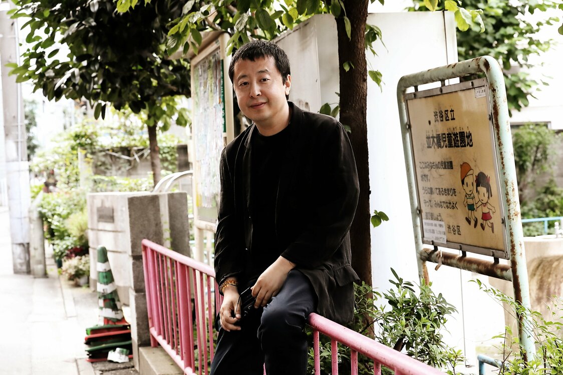 ジャ・ジャンクー監督：『帰れない二人』で描いた〈激動の21世紀中国〉と〈変わらぬ情の世界〉
