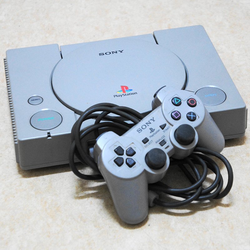 「プレイステーション（初代）」 （ソニー・コンピュータエンタテインメント、1994年） 本格的な3Dグラフィックスと豊富な才能を集めたソフトを武器にNintendo64やセガサターンといったゲーム機に勝利した家庭用据置型ゲーム機。