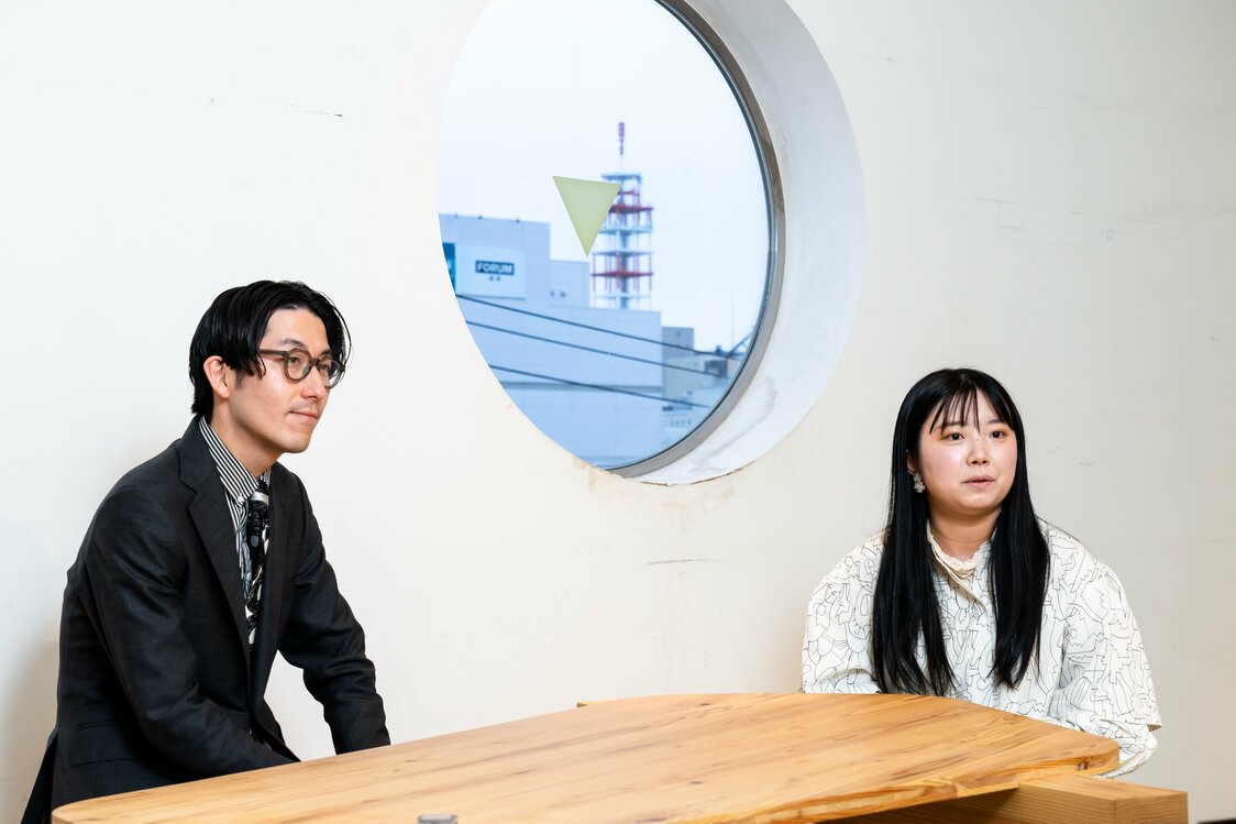 Tamaki Honoka (derecha), miembro del equipo de arte de Heralbony, espera que el premio Heralbony Art Prize pueda ser una puerta a oportunidades para que los artistas realicen sus actividades dentro y fuera de Japón.