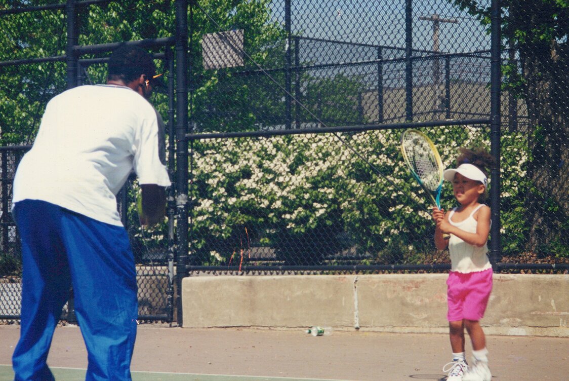 Naomi, con tres años, entrena en la cancha de tenis de un parque municipal poco después de mudarse a Nueva York. (Imagen cortesía de Ōsaka Tamaki)