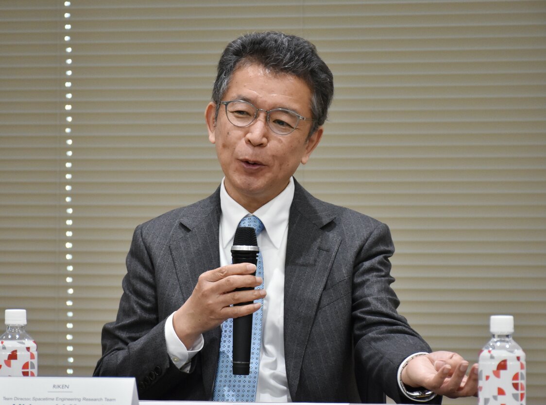 「秒」の再定義に関する国際度量衡局との合意を受け、記者会見する光格子時計開発者の香取秀俊・東京大大学院教授＝2026年5月12日、川崎市（時事）