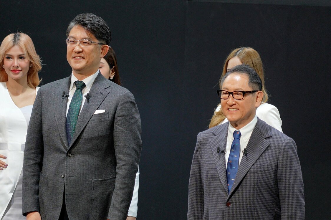 Current Toyota President Toyoda Akio (at front right) and his successor Satō Kōji (at front left) at Makuhari Messe in Chiba, Chiba Prefecture, on January 13, 2023. (© Jiji)